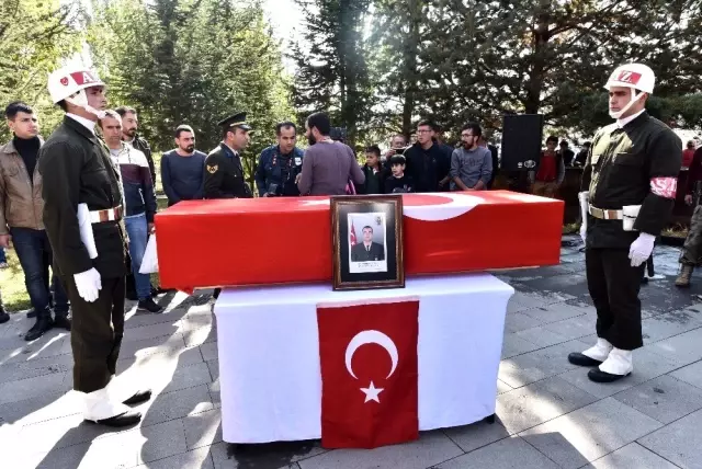 Ahlatlı şehit son yolculuğuna uğurlandı Ahlatlı şehit son yolculuğuna uğurlandı