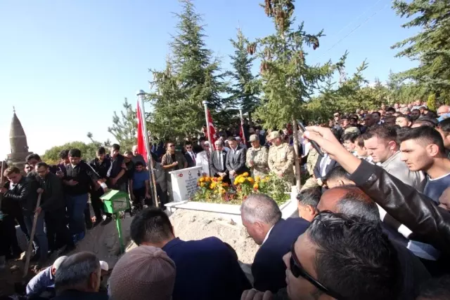 Ahlatlı şehit son yolculuğuna uğurlandı Ahlatlı şehit son yolculuğuna uğurlandı