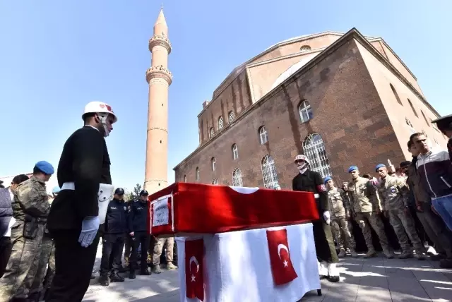 Ahlatlı şehit son yolculuğuna uğurlandı Ahlatlı şehit son yolculuğuna uğurlandı