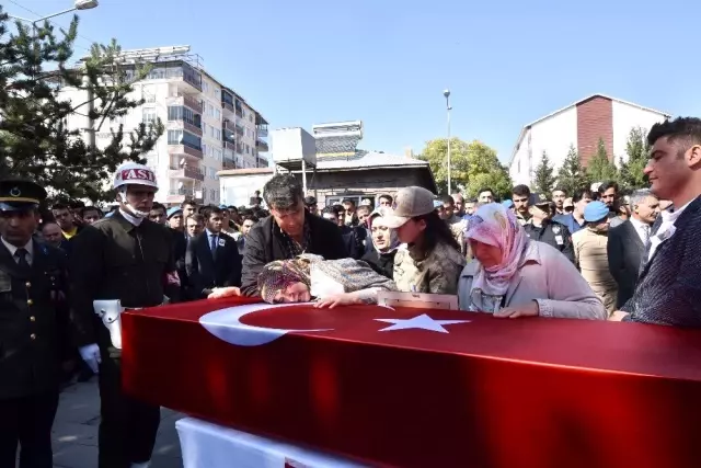 Ahlatlı şehit son yolculuğuna uğurlandı Ahlatlı şehit son yolculuğuna uğurlandı