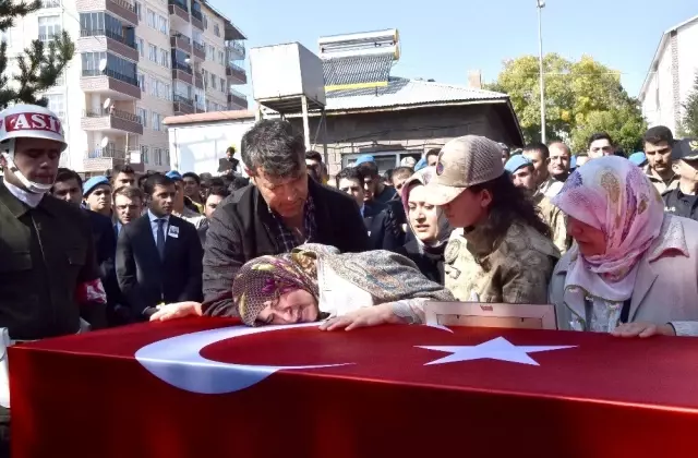 Ahlatlı şehit son yolculuğuna uğurlandı Ahlatlı şehit son yolculuğuna uğurlandı