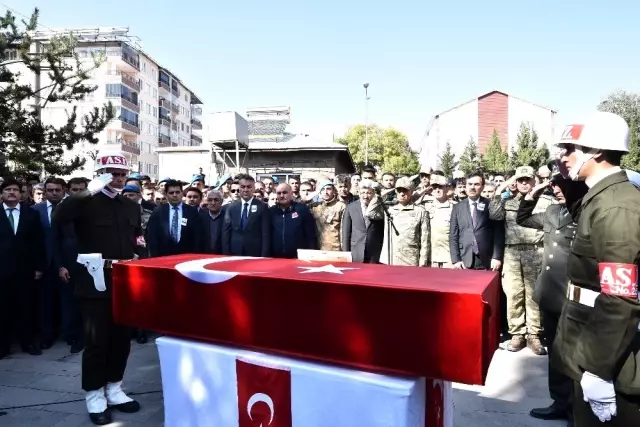 Ahlatlı şehit son yolculuğuna uğurlandı Ahlatlı şehit son yolculuğuna uğurlandı