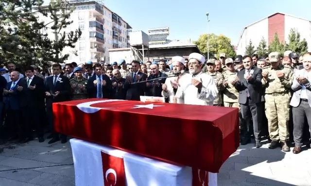 Ahlatlı şehit son yolculuğuna uğurlandı Ahlatlı şehit son yolculuğuna uğurlandı