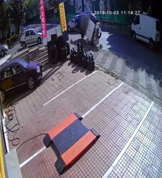 Bebek, anne ve anneannenin ölümden döndüğü kaza kamerada
