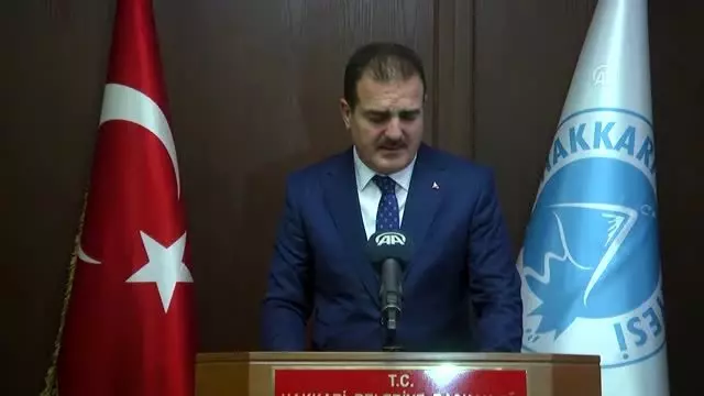 'Belediyemizin kaynakları terör örgütlerine, işbirlikçilerine peşkeş çekilmeyecek' 'Belediyemizin kaynakları terör örgütlerine, işbirlikçilerine peşkeş çekilmeyecek'