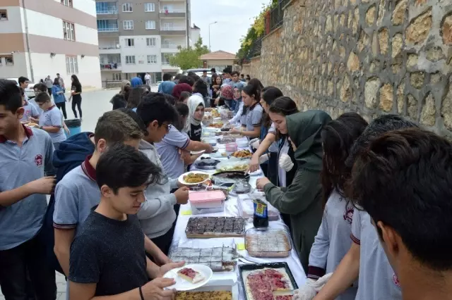 Besni'de öğrencilerden Barış Pınarı Harekatına destek kermesi Besni'de öğrencilerden Barış Pınarı Harekatına destek kermesi