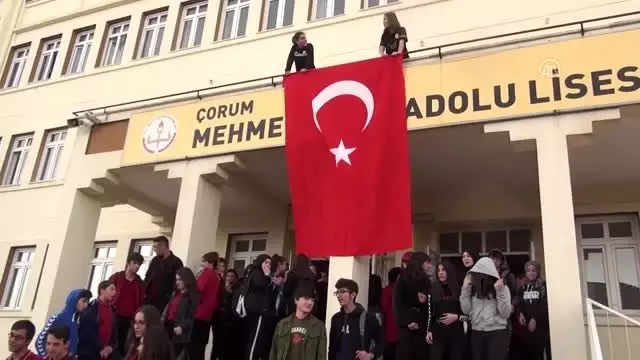 Bin 200 öğrenciden Mehmetçiğe 'komando andı' ile selam Bin 200 öğrenciden Mehmetçiğe 'komando andı' ile selam
