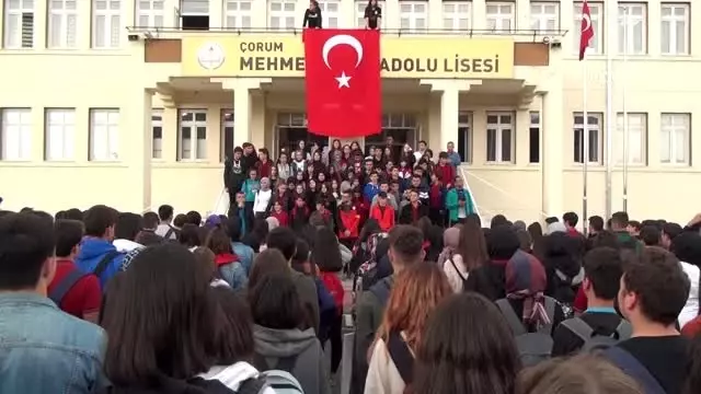Bin 200 öğrenciden Mehmetçiğe 'komando andı' ile selam Bin 200 öğrenciden Mehmetçiğe 'komando andı' ile selam