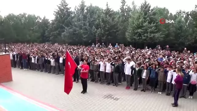 Bin 380 öğrenci aynı anda asker selamı vererek Barış Pınarı'na destek oldu Bin 380 öğrenci aynı anda asker selamı vererek Barış Pınarı'na destek oldu