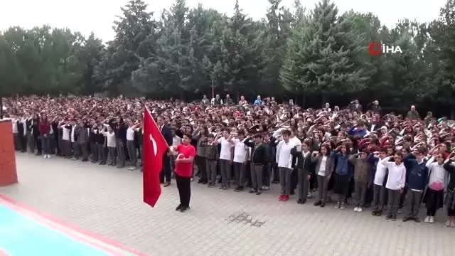 Bin 380 öğrenci aynı anda asker selamı vererek Barış Pınarı'na destek oldu Bin 380 öğrenci aynı anda asker selamı vererek Barış Pınarı'na destek oldu