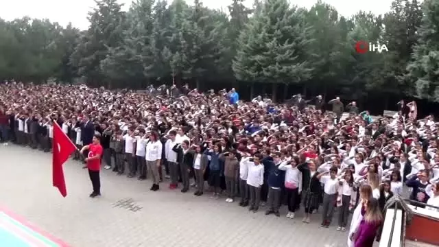 Bin 380 öğrenci aynı anda asker selamı vererek Barış Pınarı'na destek oldu Bin 380 öğrenci aynı anda asker selamı vererek Barış Pınarı'na destek oldu