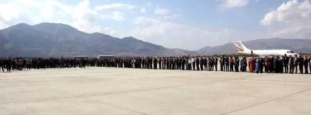 Binali Yıldırım'ı karşılamak isteyenler uzun kuyruk oluşturdu
