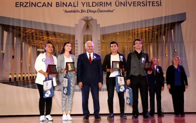 Binali Yıldırım: 'İşin sıkı olduğunu görünce tıpış tıpış geldiler bütün şartları kabul edip dönüp... Binali Yıldırım: 'İşin sıkı olduğunu görünce tıpış tıpış geldiler bütün şartları kabul edip dönüp...