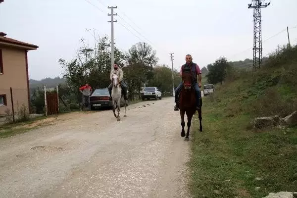 Bozuk yolları atlarla geçmeye başladılar Bozuk yolları atlarla geçmeye başladılar