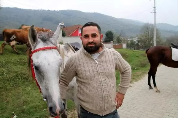 Bozuk yolları atlarla geçmeye başladılar Bozuk yolları atlarla geçmeye başladılar