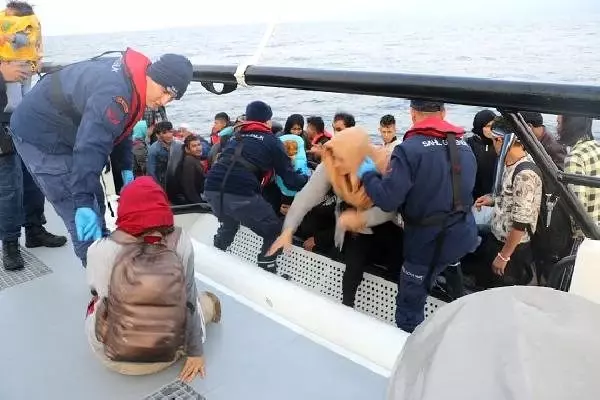 Çanakkale'de 49 kaçak göçmen yakalandı Çanakkale'de 49 kaçak göçmen yakalandı