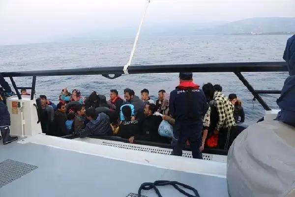 Çanakkale'de 49 kaçak göçmen yakalandı Çanakkale'de 49 kaçak göçmen yakalandı