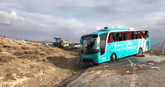 Çankırı'da cenazeye giden yolcuları taşıyan otobüs devrildi: 34 yaralı