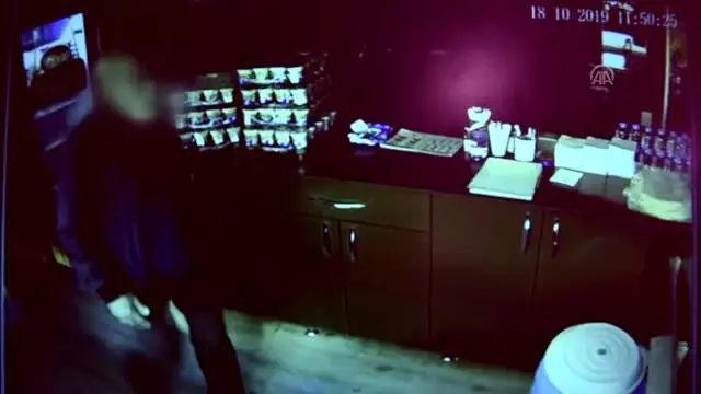 Cep telefonu hırsızlığı güvenlik kamerasında