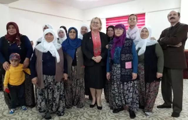 Çiftçi kadınlara meme kanseri semineri
