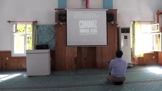 Cuma hutbesi ve vaazını sinevizyonla veriyor Cuma hutbesi ve vaazını sinevizyonla veriyor
