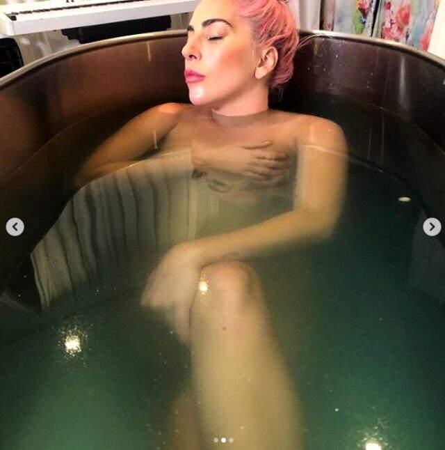 Dünyaca ünlü şarkıcı Lady Gaga'dan çırılçıplak küvet pozu
