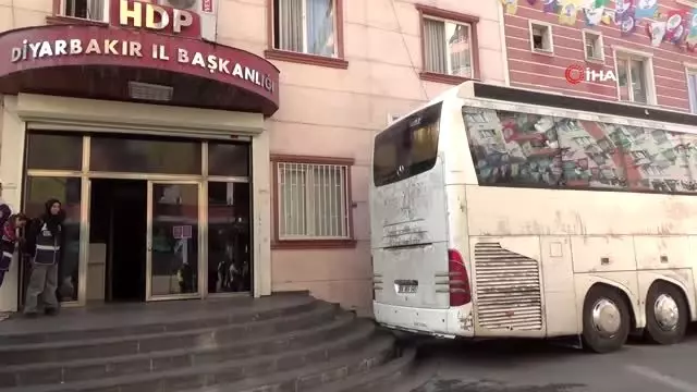 Engellere rağmen ailelerin HDP il binası önündeki eylemleri 46'ncı gününde