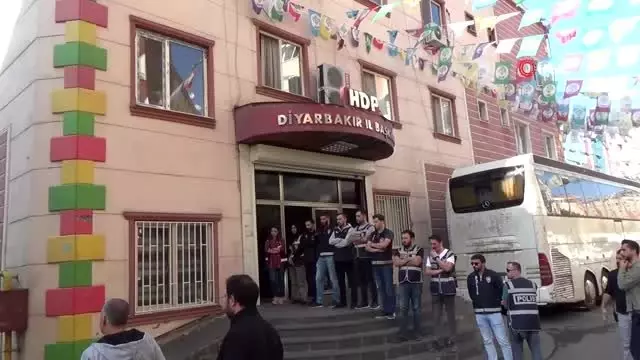 Engellere rağmen ailelerin HDP il binası önündeki eylemleri 46'ncı gününde Engellere rağmen ailelerin HDP il binası önündeki eylemleri 46'ncı gününde