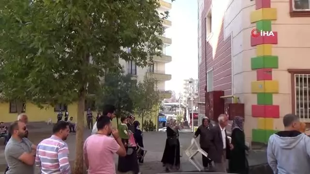 Engellere rağmen ailelerin HDP il binası önündeki eylemleri 46'ncı gününde Engellere rağmen ailelerin HDP il binası önündeki eylemleri 46'ncı gününde