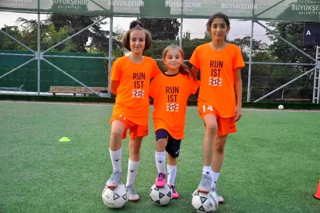 Eyüpsultan'ın tek kadın futbol takımı dört kategoride mücadele ediyor Eyüpsultan'ın tek kadın futbol takımı dört kategoride mücadele ediyor