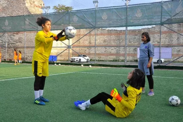 Eyüpsultan'ın tek kadın futbol takımı dört kategoride mücadele ediyor Eyüpsultan'ın tek kadın futbol takımı dört kategoride mücadele ediyor