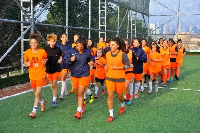 Eyüpsultan'ın tek kadın futbol takımı dört kategoride mücadele ediyor Eyüpsultan'ın tek kadın futbol takımı dört kategoride mücadele ediyor