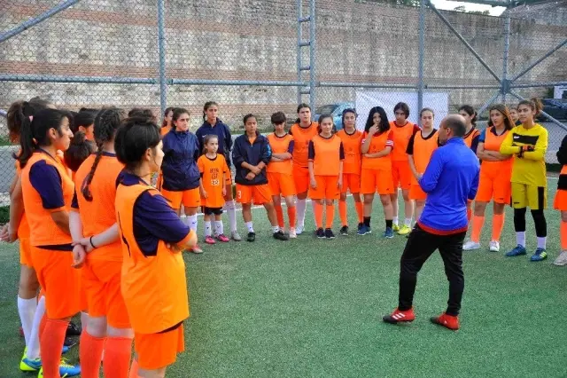 Eyüpsultan'ın tek kadın futbol takımı dört kategoride mücadele ediyor Eyüpsultan'ın tek kadın futbol takımı dört kategoride mücadele ediyor