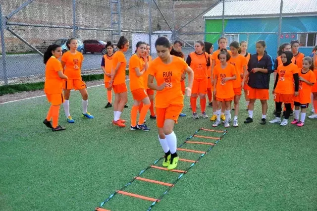 Eyüpsultan'ın tek kadın futbol takımı dört kategoride mücadele ediyor Eyüpsultan'ın tek kadın futbol takımı dört kategoride mücadele ediyor