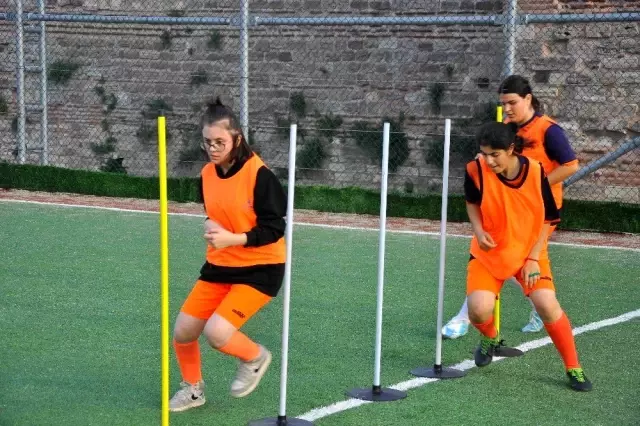 Eyüpsultan'ın tek kadın futbol takımı dört kategoride mücadele ediyor Eyüpsultan'ın tek kadın futbol takımı dört kategoride mücadele ediyor