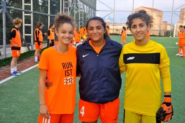Eyüpsultan'ın tek kadın futbol takımı dört kategoride mücadele ediyor Eyüpsultan'ın tek kadın futbol takımı dört kategoride mücadele ediyor