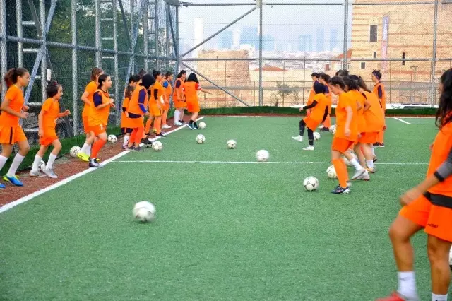 Eyüpsultan'ın tek kadın futbol takımı dört kategoride mücadele ediyor Eyüpsultan'ın tek kadın futbol takımı dört kategoride mücadele ediyor