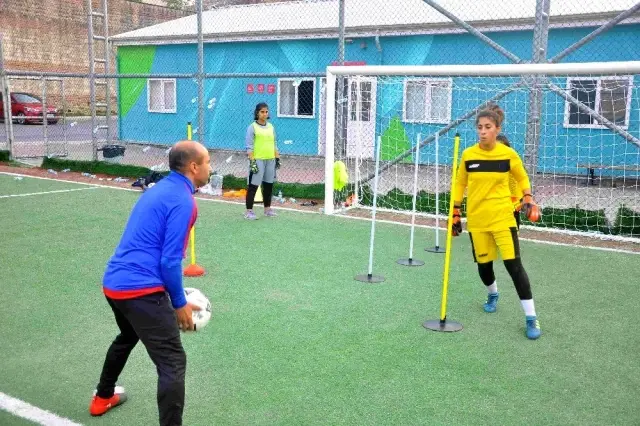 Eyüpsultan'ın tek kadın futbol takımı dört kategoride mücadele ediyor Eyüpsultan'ın tek kadın futbol takımı dört kategoride mücadele ediyor