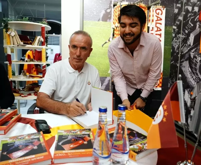 Galatasaray efsanesi Zoran Simoviç, imza gününde taraftarlarla buluştu Galatasaray efsanesi Zoran Simoviç, imza gününde taraftarlarla buluştu