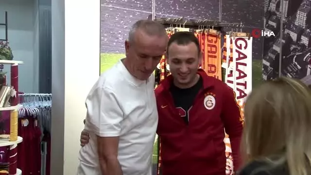 Galatasaray efsanesi Zoran Simoviç, imza gününde taraftarlarla buluştu Galatasaray efsanesi Zoran Simoviç, imza gününde taraftarlarla buluştu