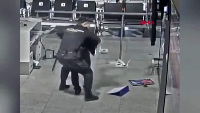 Geç kaldığı için uçağa alınmayan yolcu, havaalanında bilgisayarları parçaladı