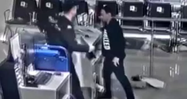 Geç kaldığı için uçağa alınmayan yolcu, havaalanında bilgisayarları parçaladı Geç kaldığı için uçağa alınmayan yolcu, havaalanında bilgisayarları parçaladı