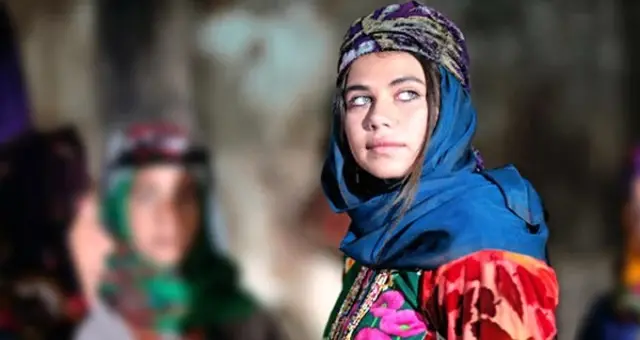 Güzel oyuncu Seda Tosun, dekolteli ve mini etekli pozuyla adından söz ettirmeyi başardı Güzel oyuncu Seda Tosun, dekolteli ve mini etekli pozuyla adından söz ettirmeyi başardı