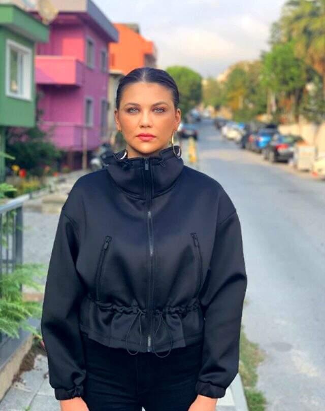 Güzel oyuncu Seda Tosun, dekolteli ve mini etekli pozuyla adından söz ettirmeyi başardı