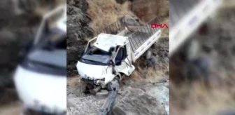 Hakkari derecik'te kamyonet şarampole yuvarlandı: 1 ölü, 2 yaralı