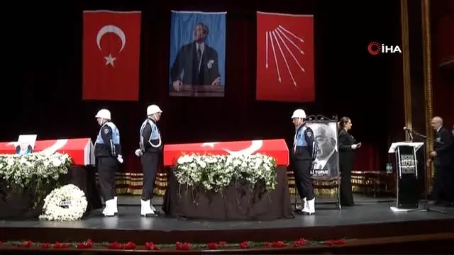 Hayatını kaybeden iki eski bakan Orhan Birgit ve Ali Topuz için Kadıköy'de tören düzenlendi Hayatını kaybeden iki eski bakan Orhan Birgit ve Ali Topuz için Kadıköy'de tören düzenlendi