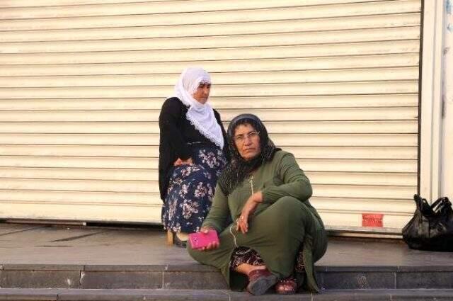HDP önündeki aileler ile partililer arasında gerginlik
