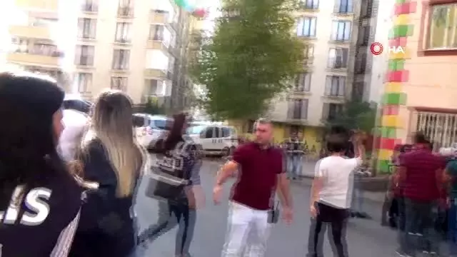 HDP önündeki aileler ile partililer arasında gerginlik yaşandı: Eylem yapan anneye hakaret ettiler HDP önündeki aileler ile partililer arasında gerginlik yaşandı: Eylem yapan anneye hakaret ettiler