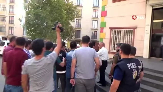 HDP önündeki aileler ile partililer arasında gerginlik yaşandı: Eylem yapan anneye hakaret ettiler HDP önündeki aileler ile partililer arasında gerginlik yaşandı: Eylem yapan anneye hakaret ettiler