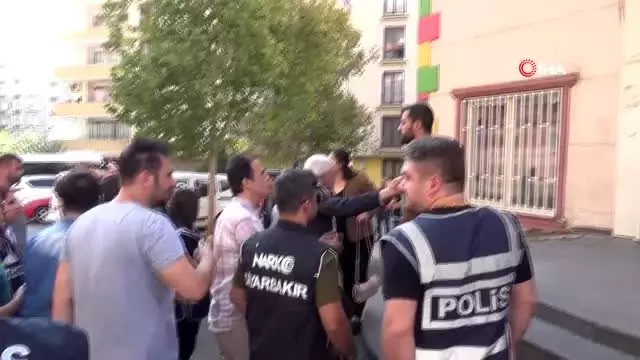 HDP önündeki aileler ile partililer arasında gerginlik yaşandı: Eylem yapan anneye hakaret ettiler HDP önündeki aileler ile partililer arasında gerginlik yaşandı: Eylem yapan anneye hakaret ettiler